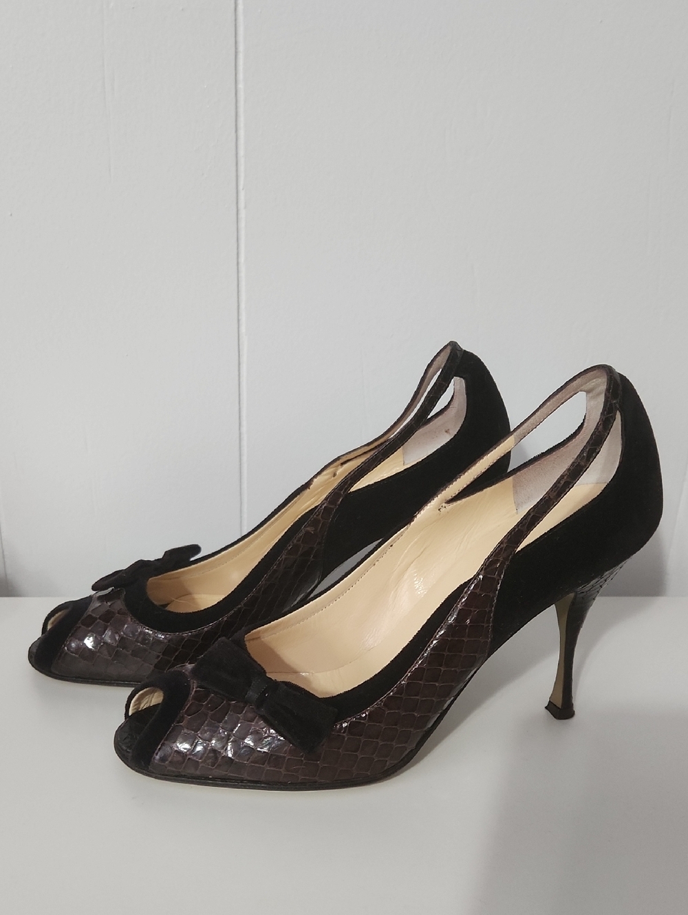 DOLCE & GABBANA Brown Snakeskin With Black Velvet Bows. Peep Toe 3 In Heels